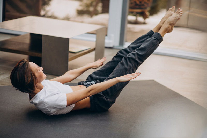 Ragazza che fa Pilates a casa