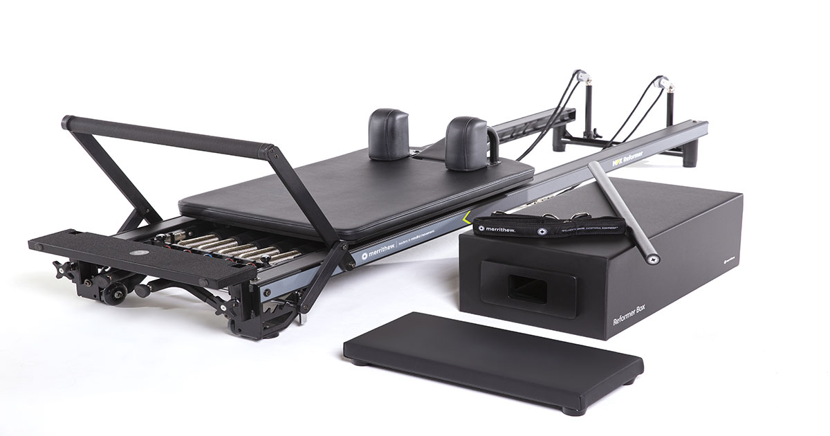 reformer nero per Pilates con tutte gli accessori