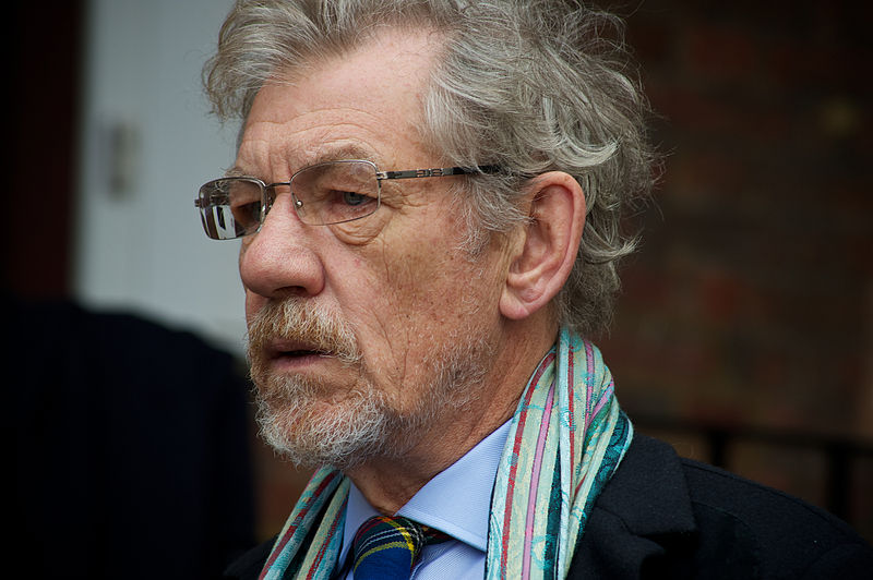 Profilo di Ian McKellen con occhiali