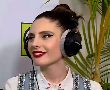 Primo piano della cantante Ditonellapiaga