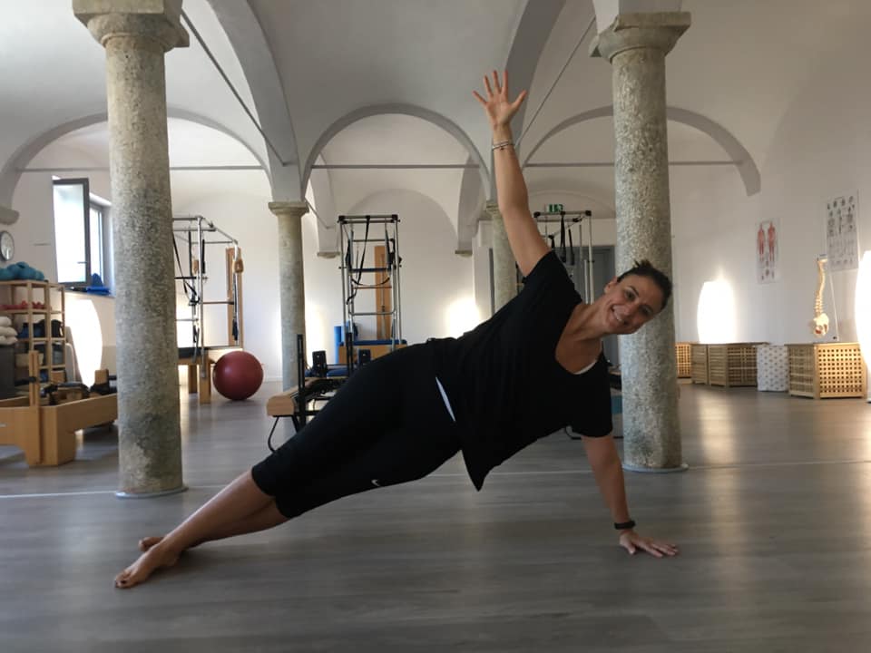 Eleonora mentre esegue un esercizio di Pilates