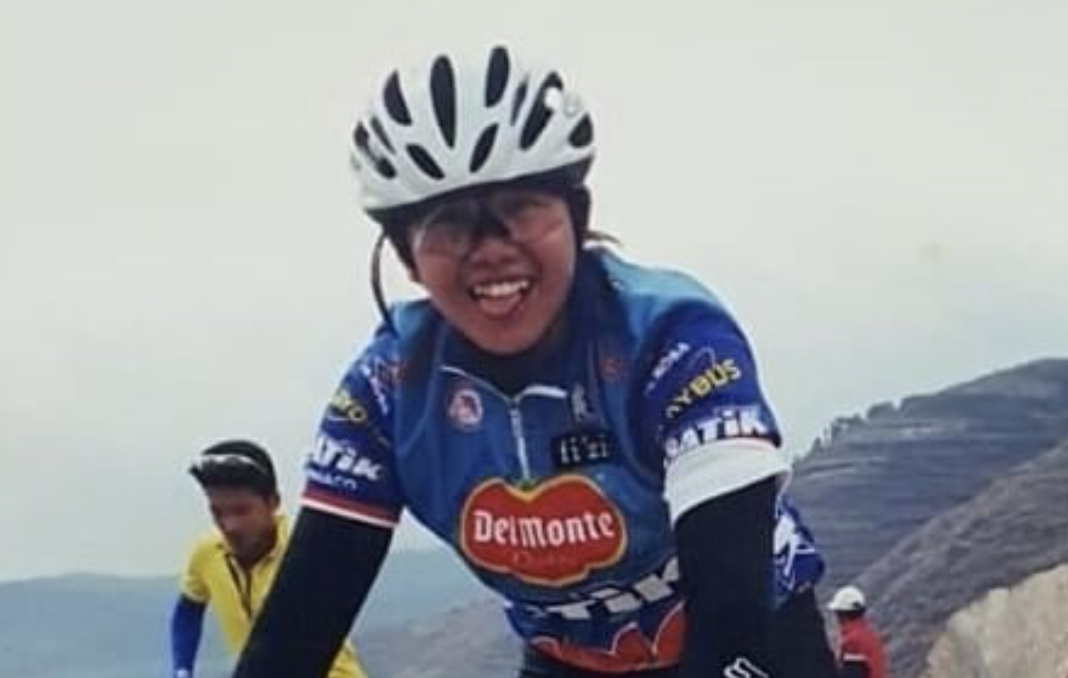 ragazza sorridente vestita da bici