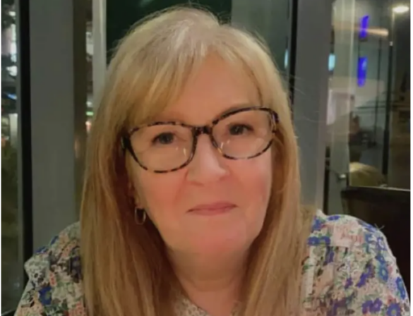 Primo piano di Janet bionda con i capelli lunghi lisci e gli occhiali