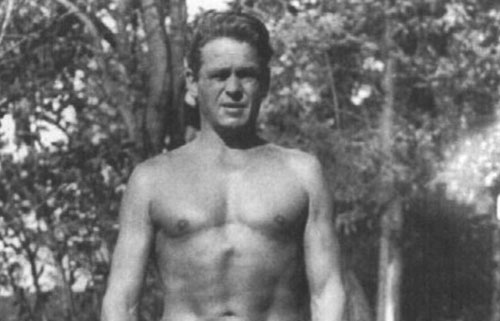 Jospeh H. Pilates a petto nudo