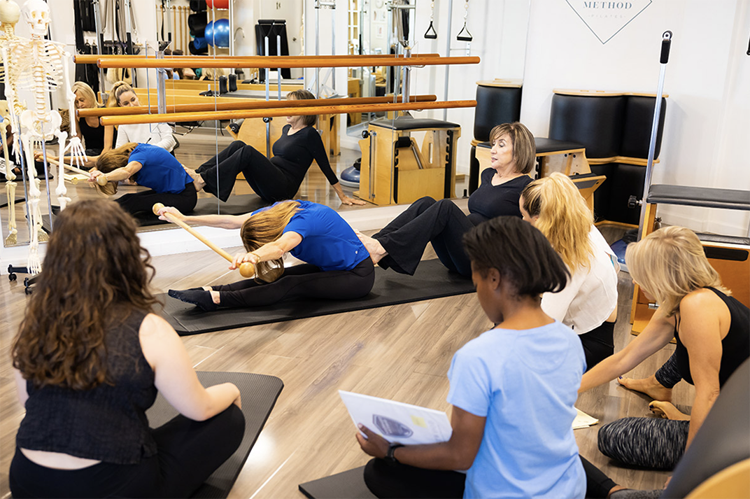 Risa nel suo studio durante una lezione con allievi insegnanti