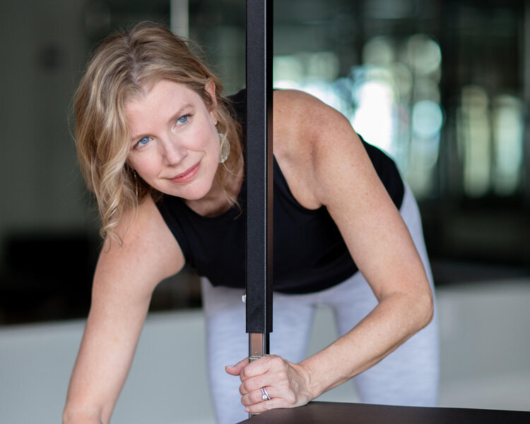 Carla mentre sistema un attrezzo pilates