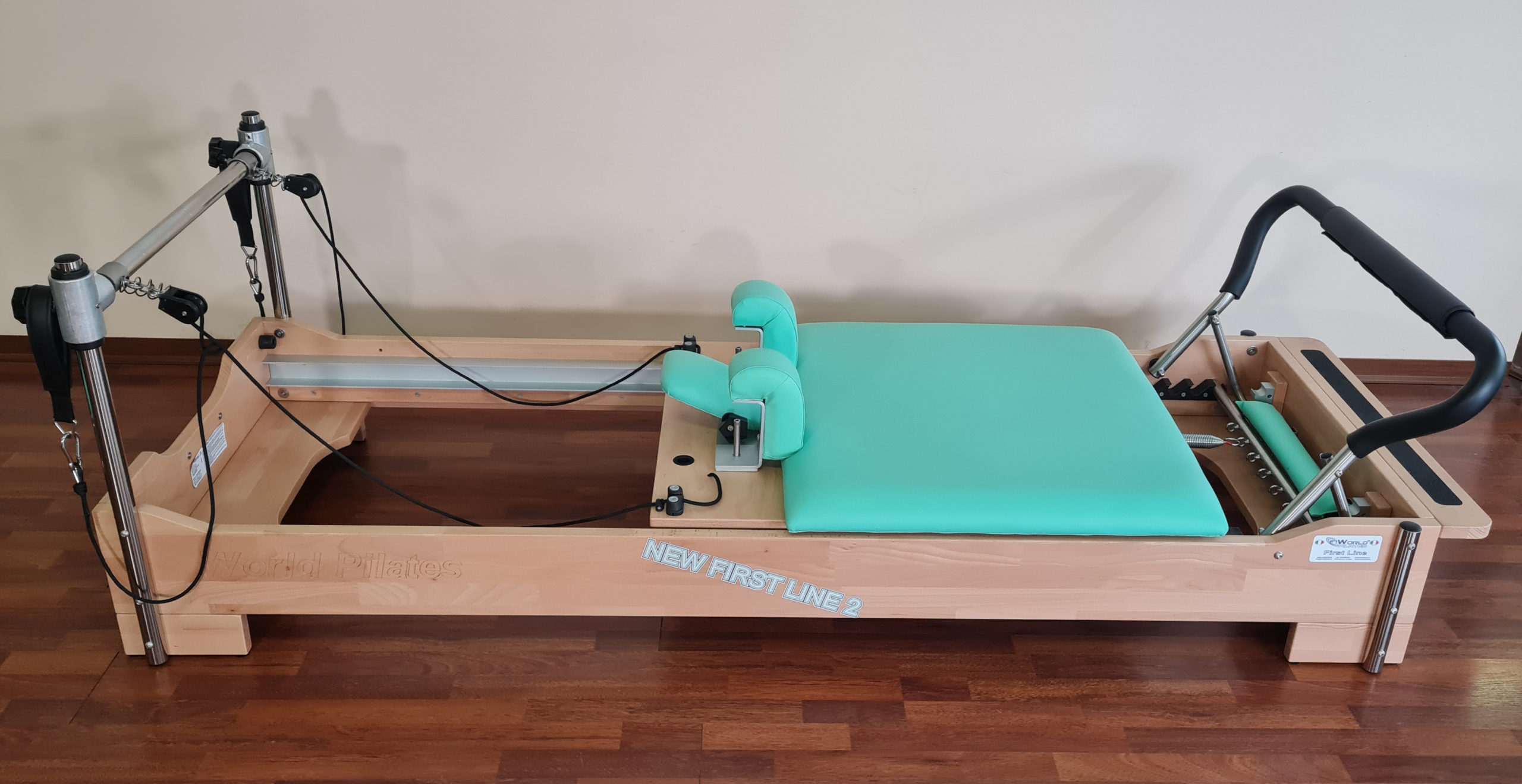 Attrezzo Pilates di legno e imbottiture verde acqua
