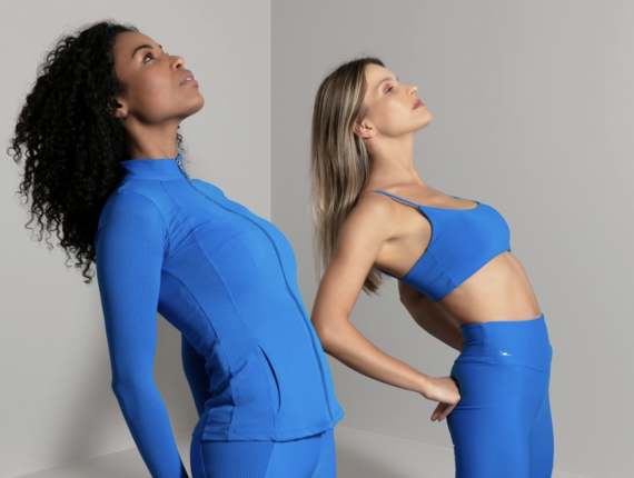 coppia di ragazze in abbigliamento fitness blu elettrico
