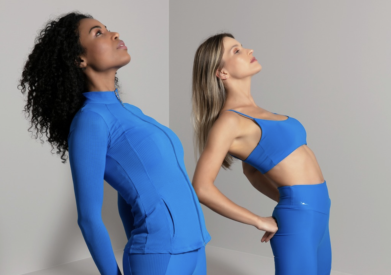 coppia di ragazze in abbigliamento fitness blu elettrico