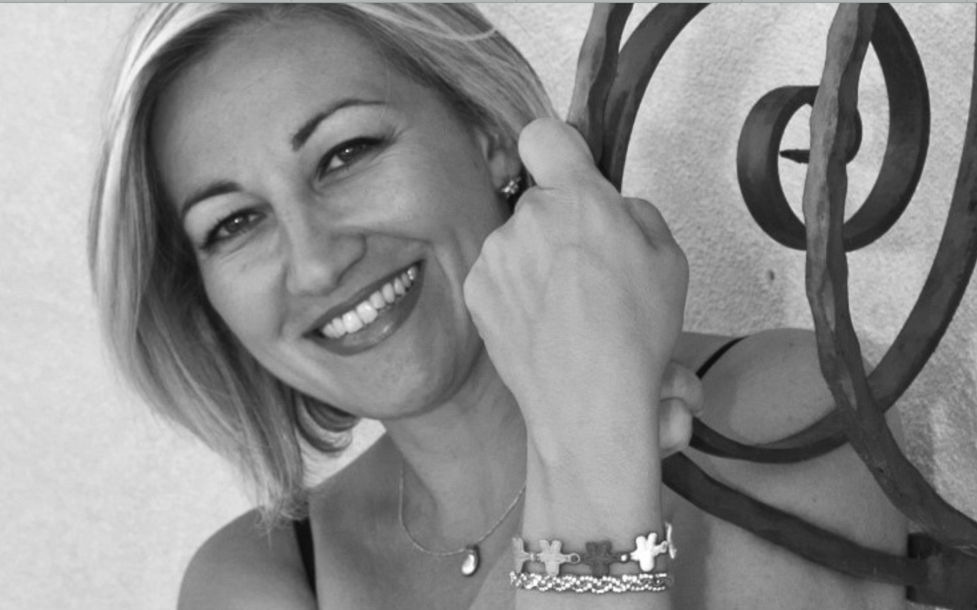 Primo piano in bianco e nero di Vania sorridente