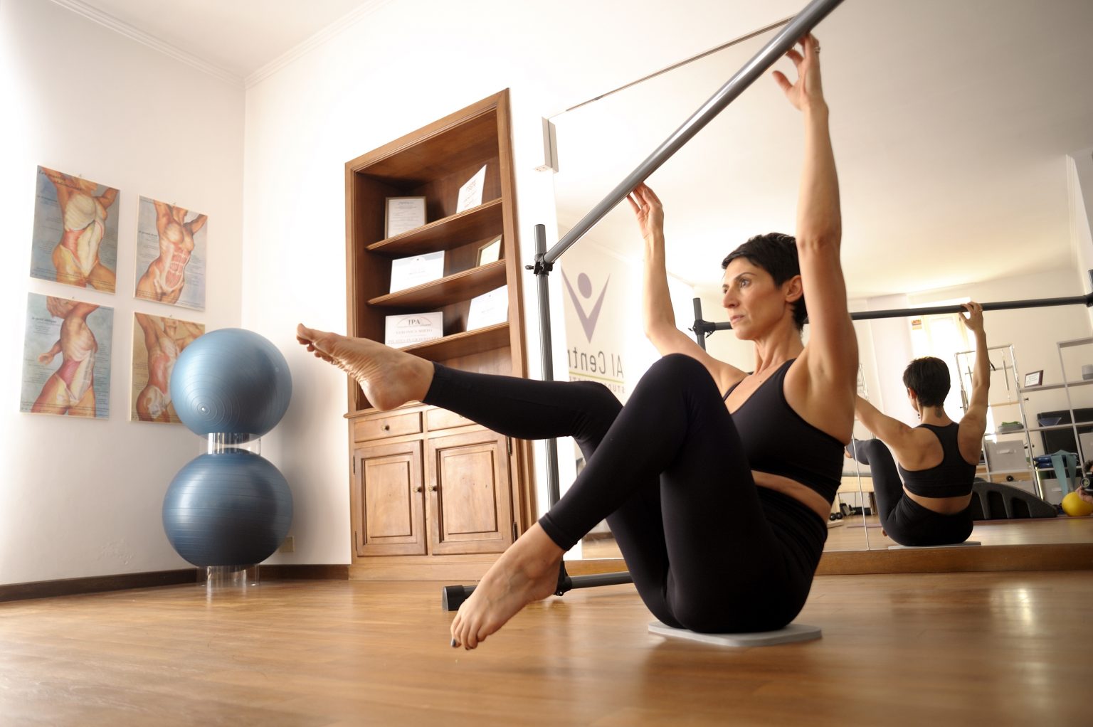 Veronica nel suo studio fa un esercizio Pilates