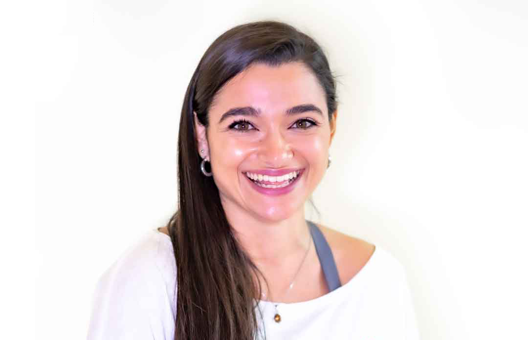 Primo piano di Carolina sorridente con capelli lunghi neri