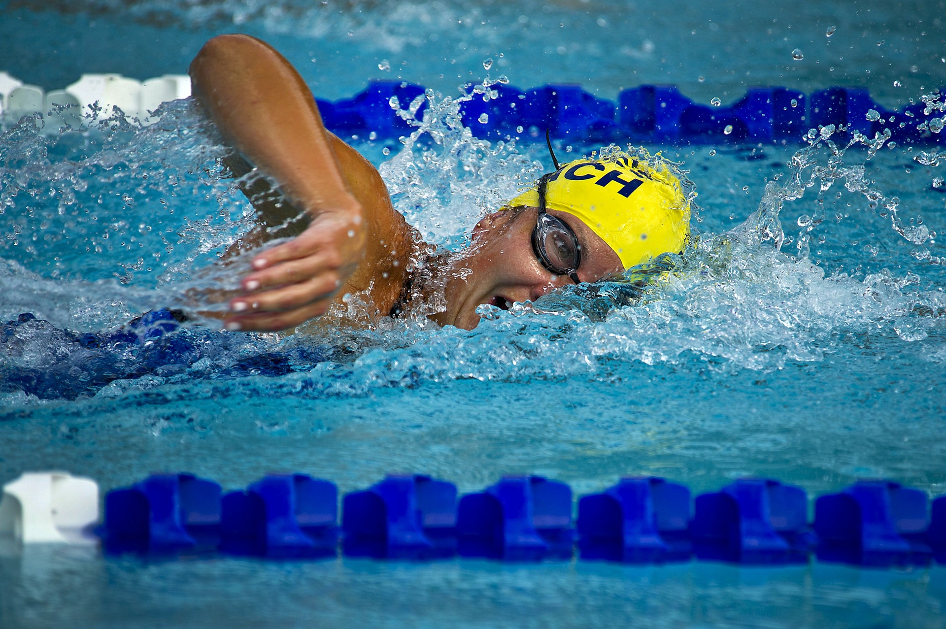 nuoto-acqua-nuotatrice